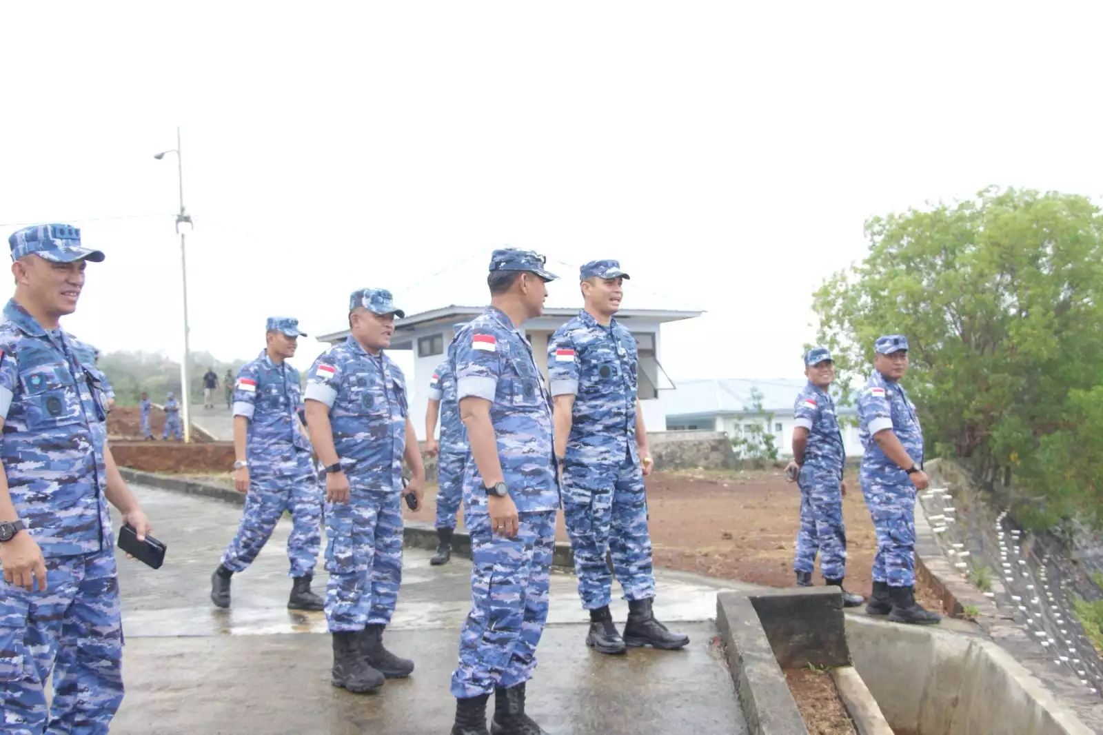 Pangkoopsud III Didampingi Danlanud Spr Tinjau Bangunan Site Radar Jayapura